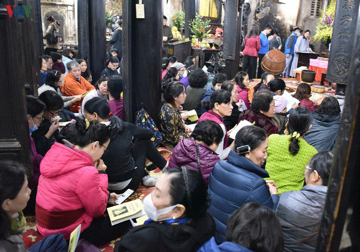 Cầu an đầu năm: Dân không ngồi lòng đường, đeo khẩu trang phòng corona - 1