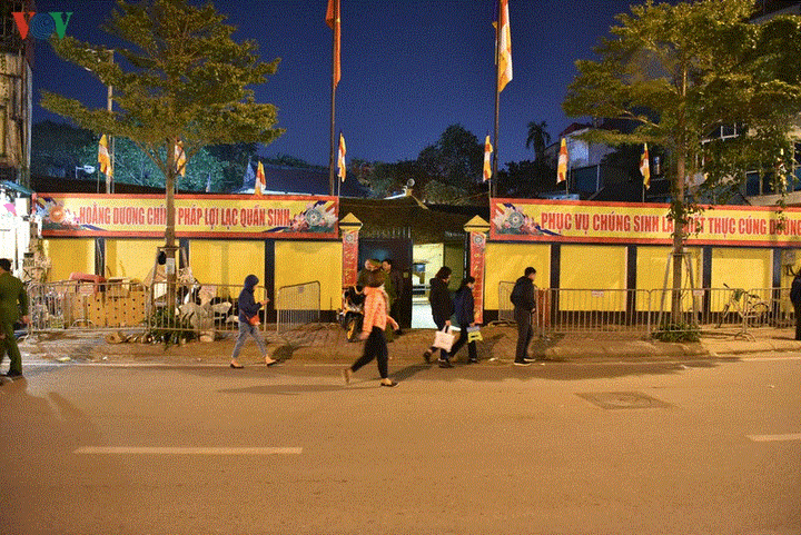 Cầu an đầu năm: Dân không ngồi lòng đường, đeo khẩu trang phòng corona - 12