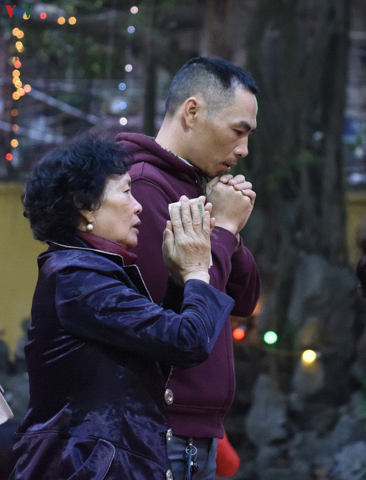 Cầu an đầu năm: Dân không ngồi lòng đường, đeo khẩu trang phòng corona - 3