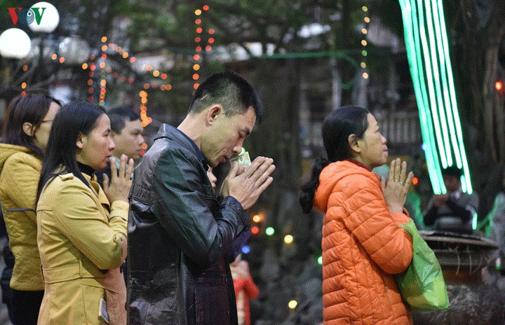 Cầu an đầu năm: Dân không ngồi lòng đường, đeo khẩu trang phòng corona - 4