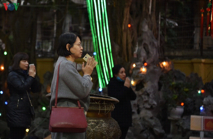 Cầu an đầu năm: Dân không ngồi lòng đường, đeo khẩu trang phòng corona - 5