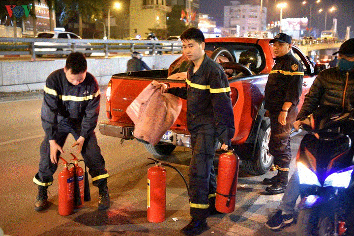 Cầu an đầu năm: Dân không ngồi lòng đường, đeo khẩu trang phòng corona - 13