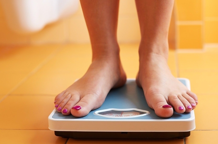 Vì sao cân nặng thay đổi trong ngày?