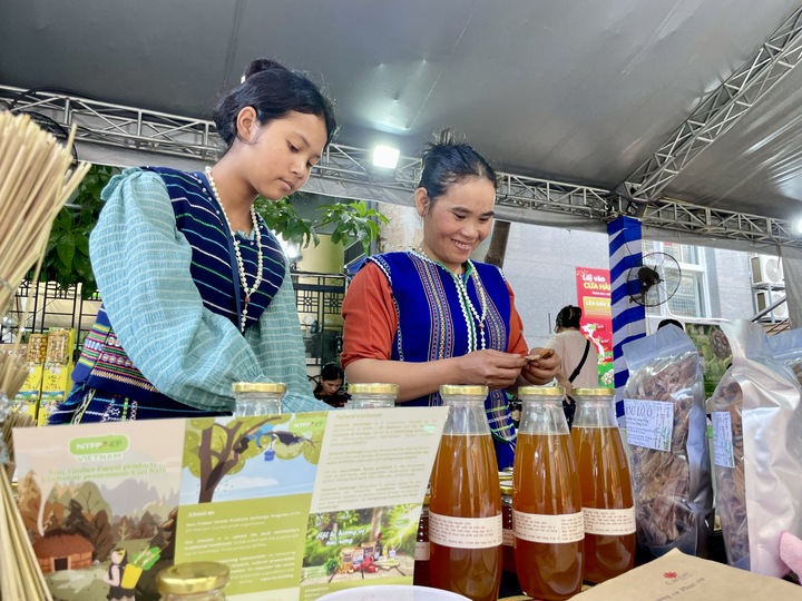 Đồng bào vùng cao mang lá bép, đọt mây, rượu cần... về TP.HCM bán Tết