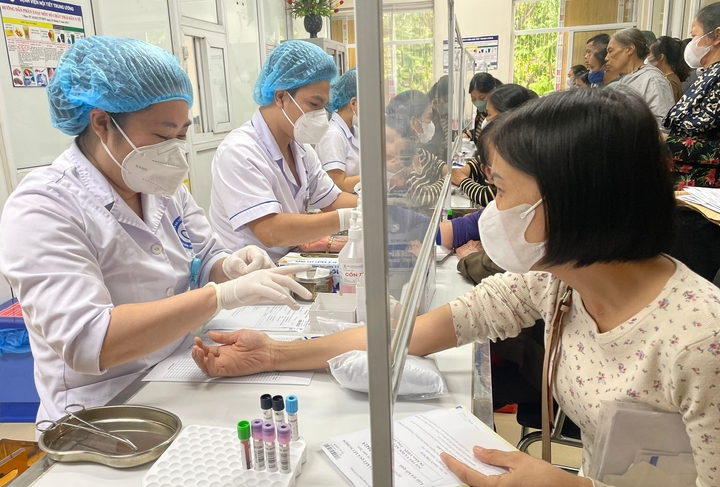 21 tuổi mắc hàng loạt "bệnh người già"