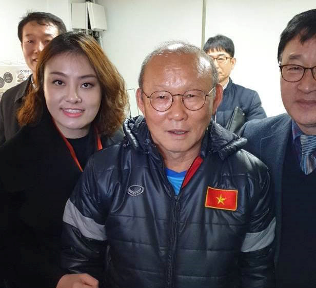 Cô gái Việt nổi tiếng khi chụp ảnh với HLV Park và dàn cầu thủ U23 Việt Nam - 2