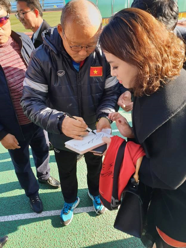 Cô gái Việt nổi tiếng khi chụp ảnh với HLV Park và dàn cầu thủ U23 Việt Nam - 1