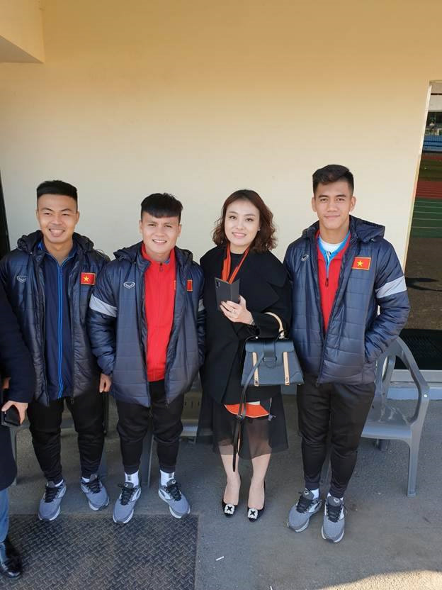 Cô gái Việt nổi tiếng khi chụp ảnh với HLV Park và dàn cầu thủ U23 Việt Nam - 3