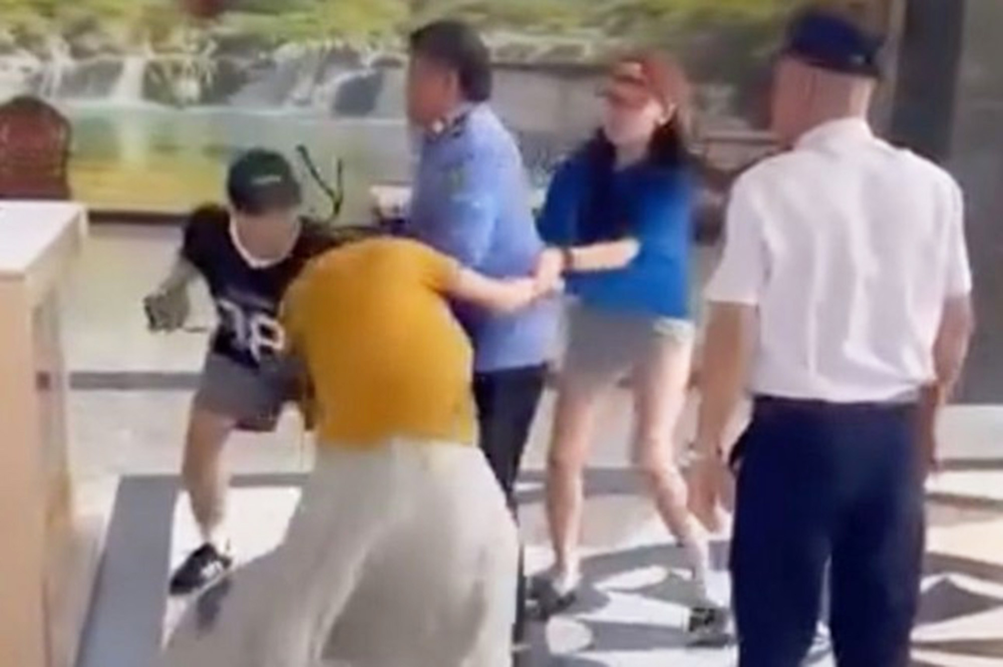 Khởi tố hoa khôi ĐH Kinh tế-Tài chính TP.HCM đánh người ở chung cư