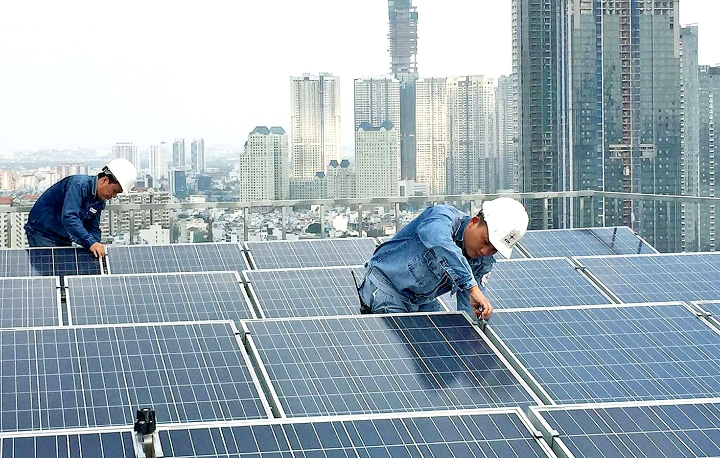 Đề xuất lắp điện mặt trời áp mái tại hơn 400 trụ sở công ở TP.HCM