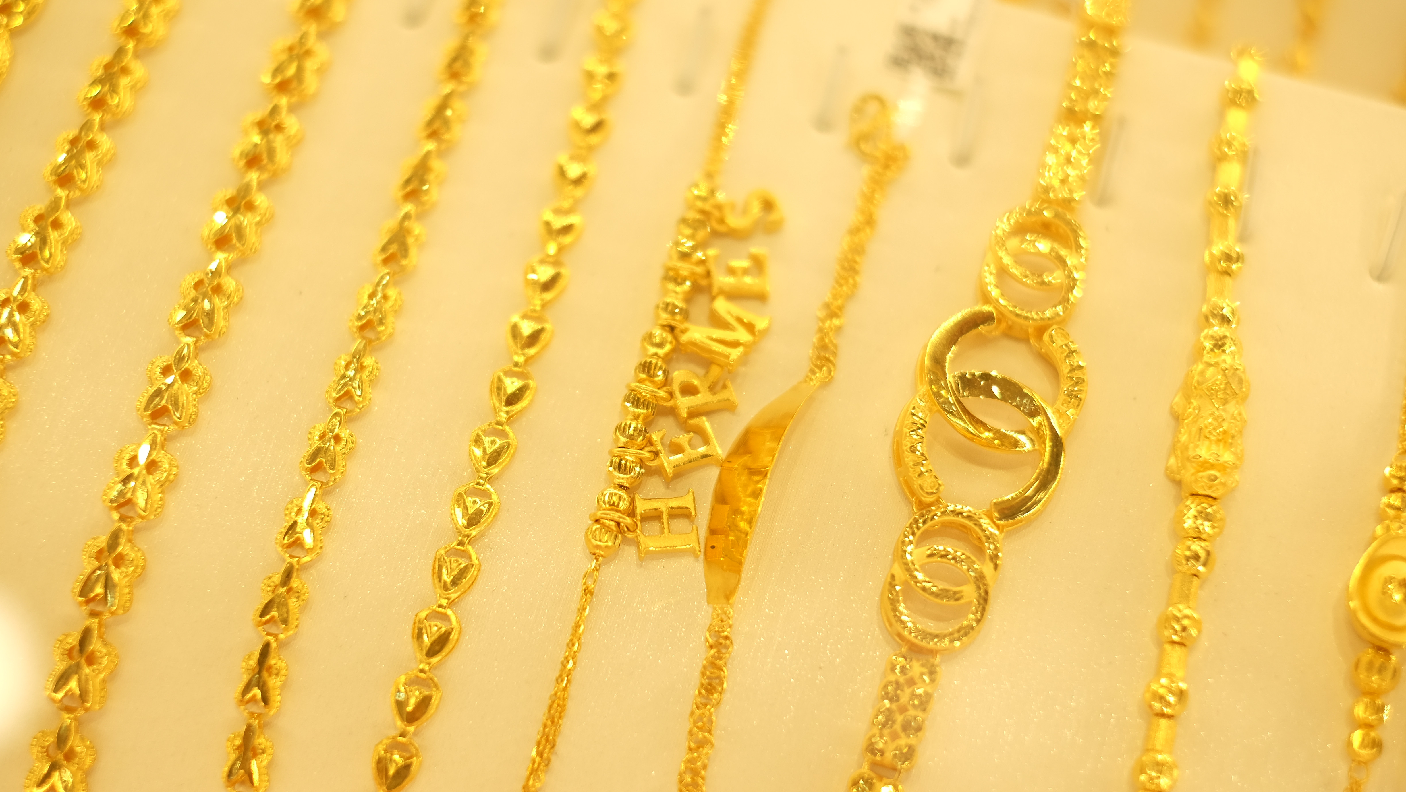 Giá vàng hôm nay 10/3: Tiếp đà tăng