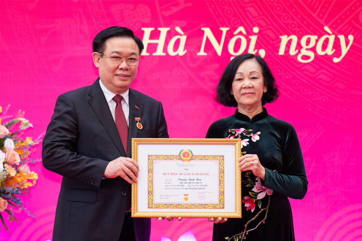 Chủ tịch Quốc hội Vương Đình Huệ nhận Huy hiệu 40 năm tuổi Đảng 