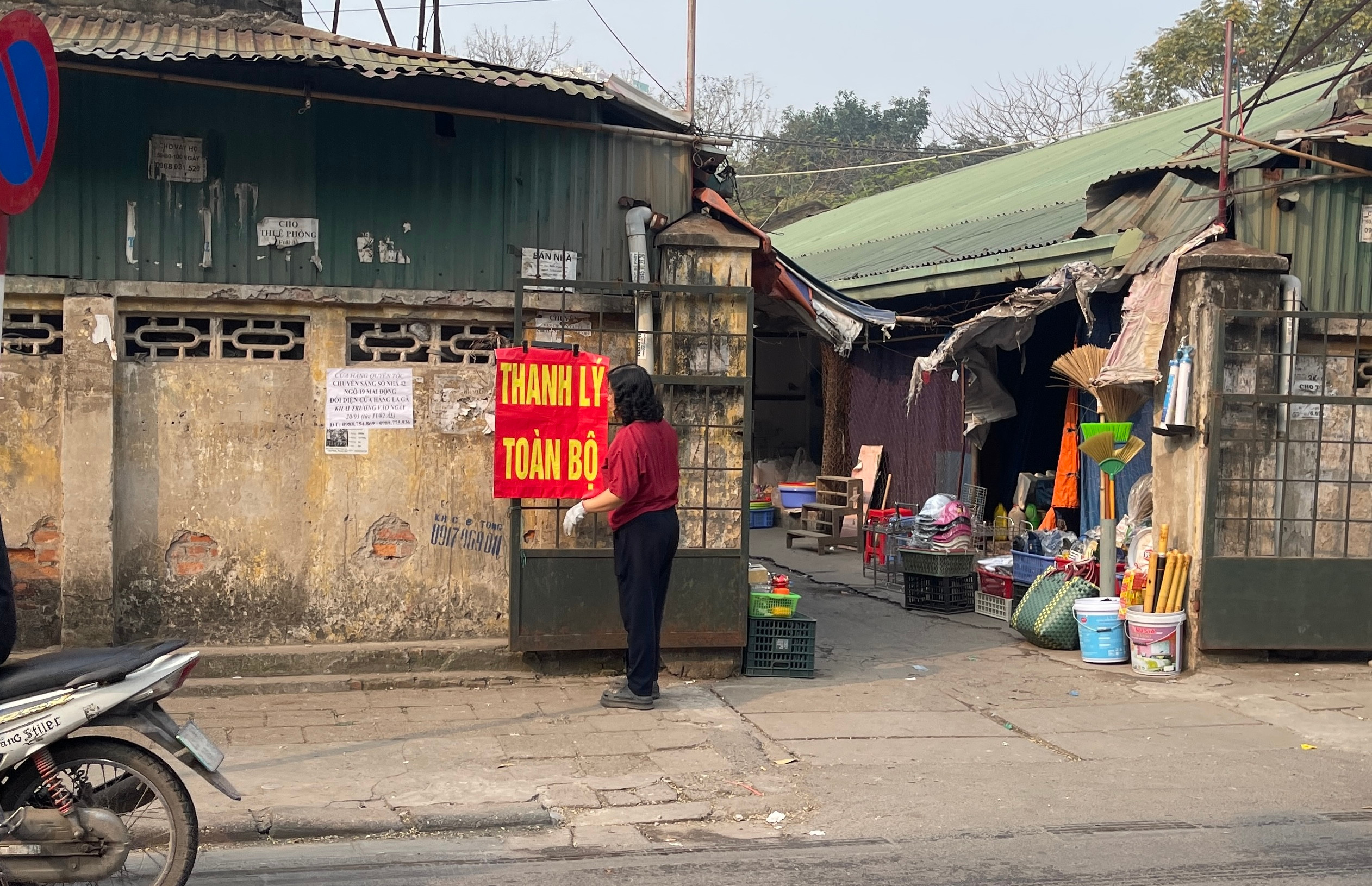 Hà Nội: Chợ Mai Động di dời gấp, tiểu thương cuống cuồng xả hàng với giá rẻ bèo