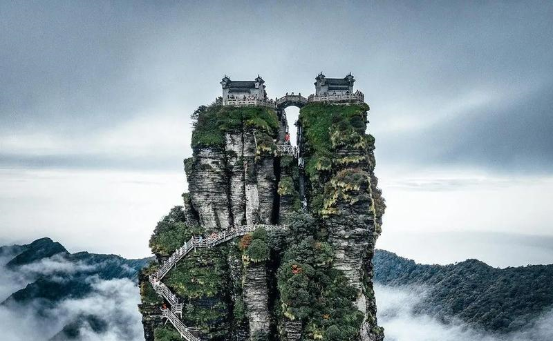 Chùa cổ tọa lạc trên đỉnh núi 2.500 mét ở Trung Quốc, được ví như tiên cảnh hạ giới