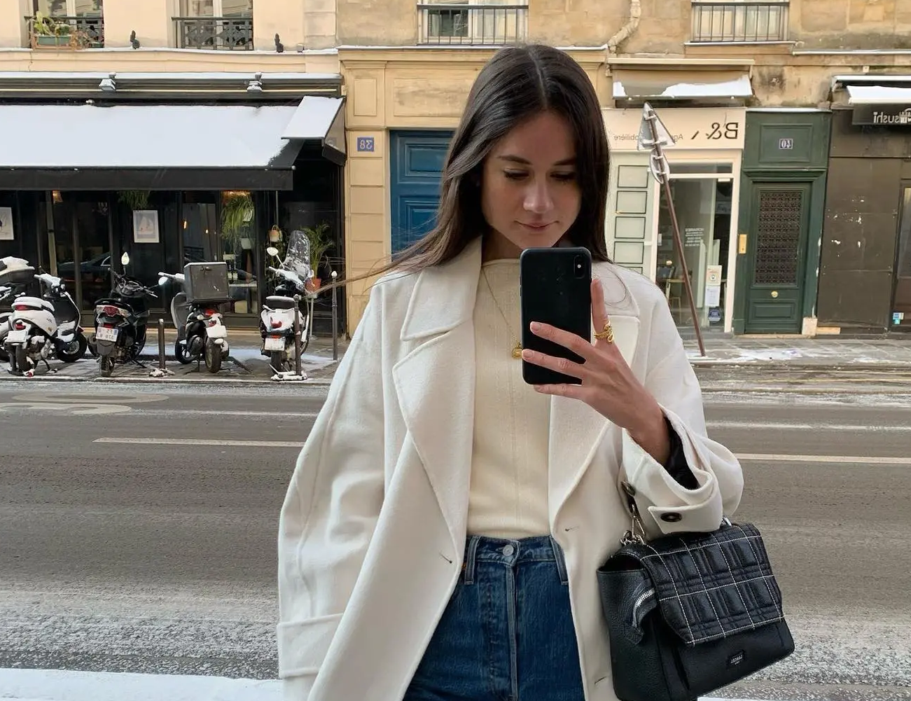 Kiểu áo khoác cơ bản đi đâu cũng thấy trong mùa lạnh