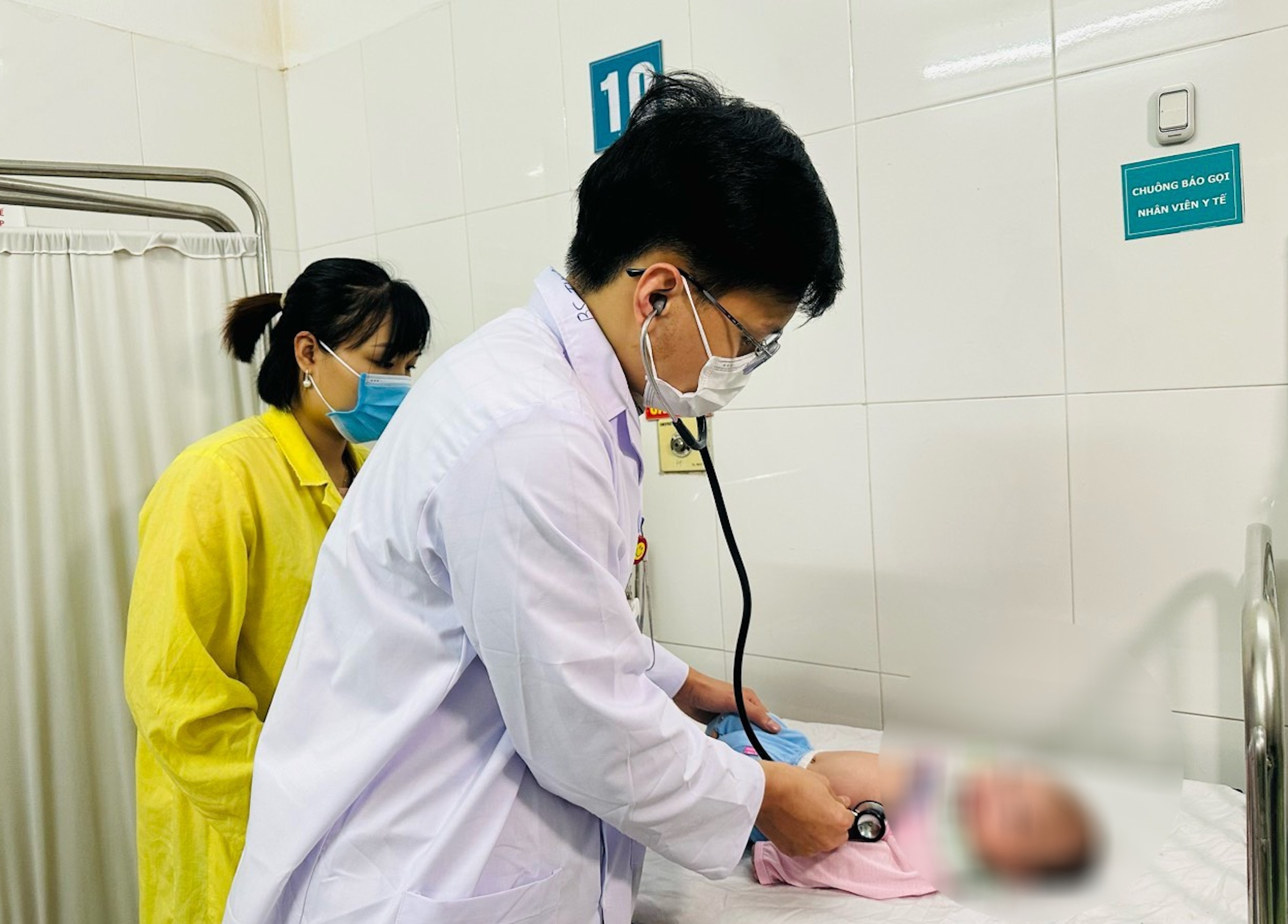 Thời tiết nồm ẩm, người già, trẻ nhỏ đổ bệnh