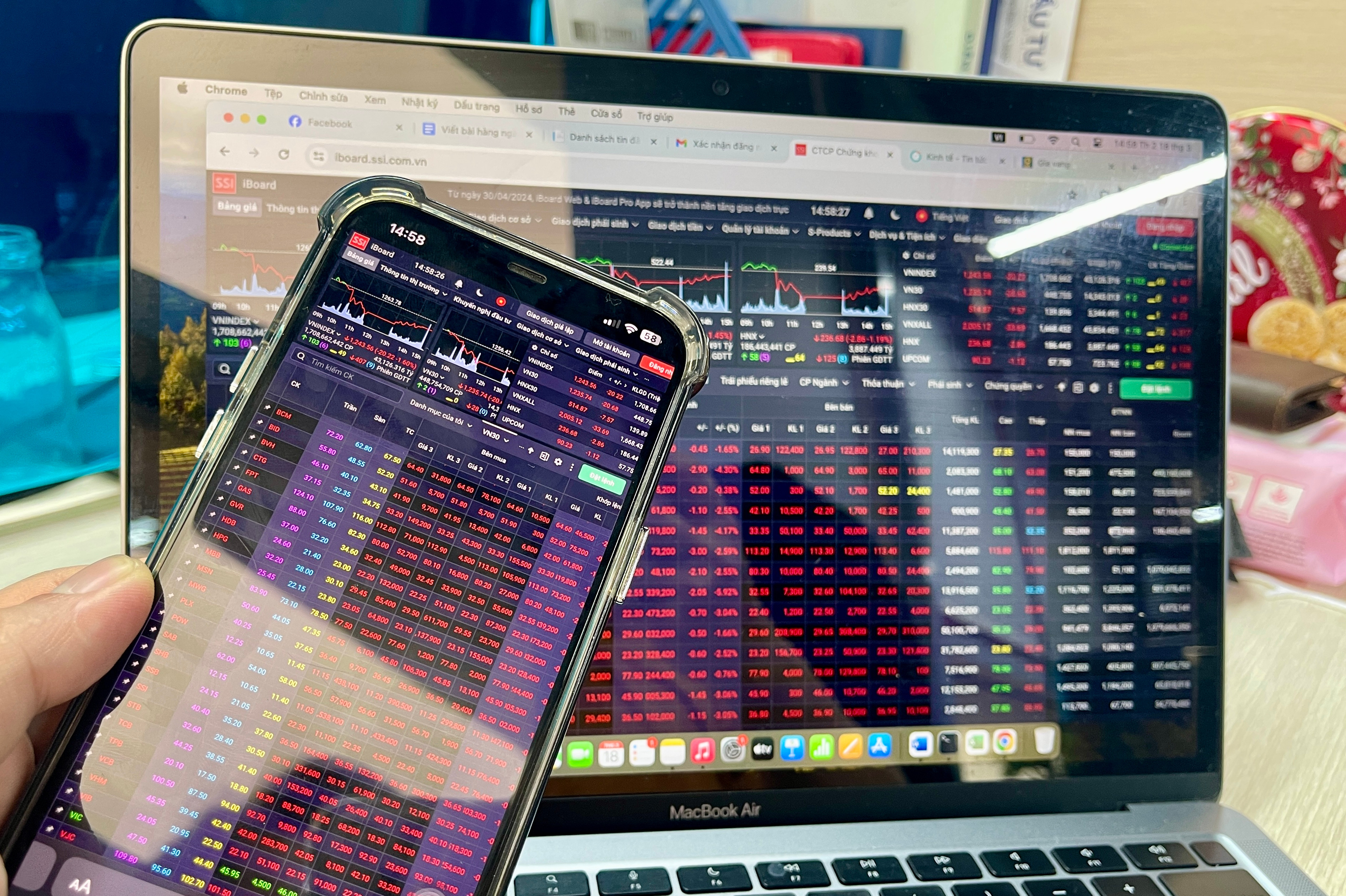 Chứng khoán nhuộm sắc đỏ, thanh khoản kỷ lục gần 2 tỷ USD