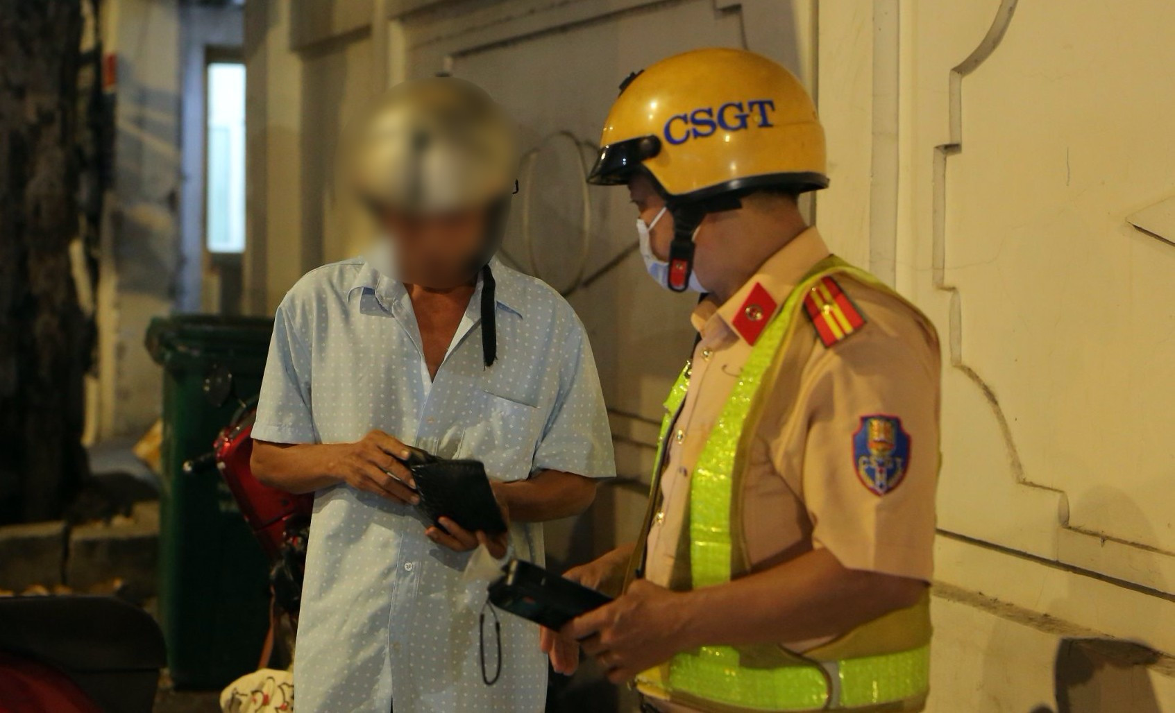 Tài xế xe ôm vi phạm nồng độ cồn: 'Uống 3 lon bia cho mát, ai ngờ bị phạt'