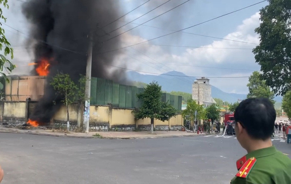 Khánh Hoà: Cháy bãi tạm giữ xe vi phạm ở Công an huyện Khánh Vĩnh