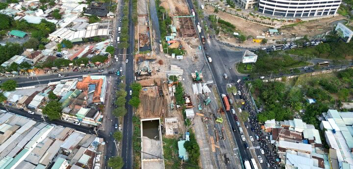 Kẹt xe từ sáng đến chiều ở dự án 830 tỷ đồng: TP.HCM điều chỉnh giao thông