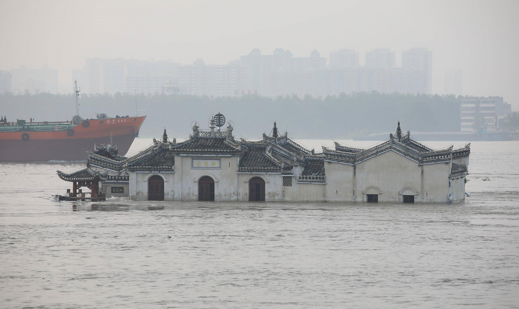 Bí ẩn ngôi chùa cổ sừng sững giữa con sông dài nhất Trung Quốc