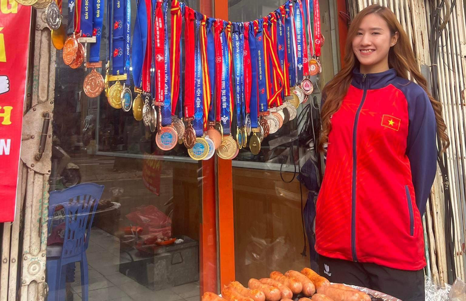 Hot girl bán lạp xưởng vỉa hè khoe 51 huy chương khiến dân mạng phát sốt là ai?