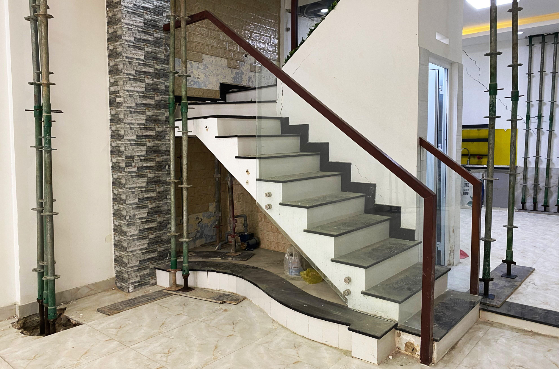 Xây toà nhà văn phòng khiến nhà dân bị sụt lún, 'chống nạng' ở trung tâm TP.HCM