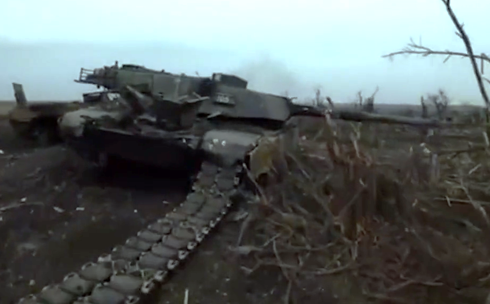 Đặc nhiệm Nga khoe chiến tích bên cạnh xe tăng M1 Abrams của Ukraine