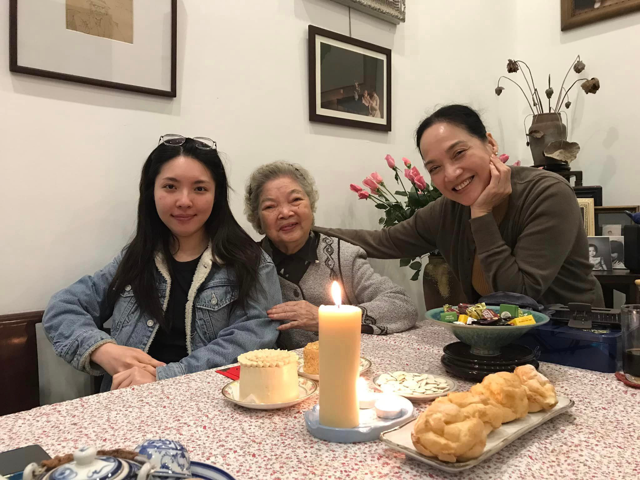 NSND Lê Khanh hé lộ loạt ảnh hiếm với con gái và tâm sự cảm xúc lần đầu làm mẹ