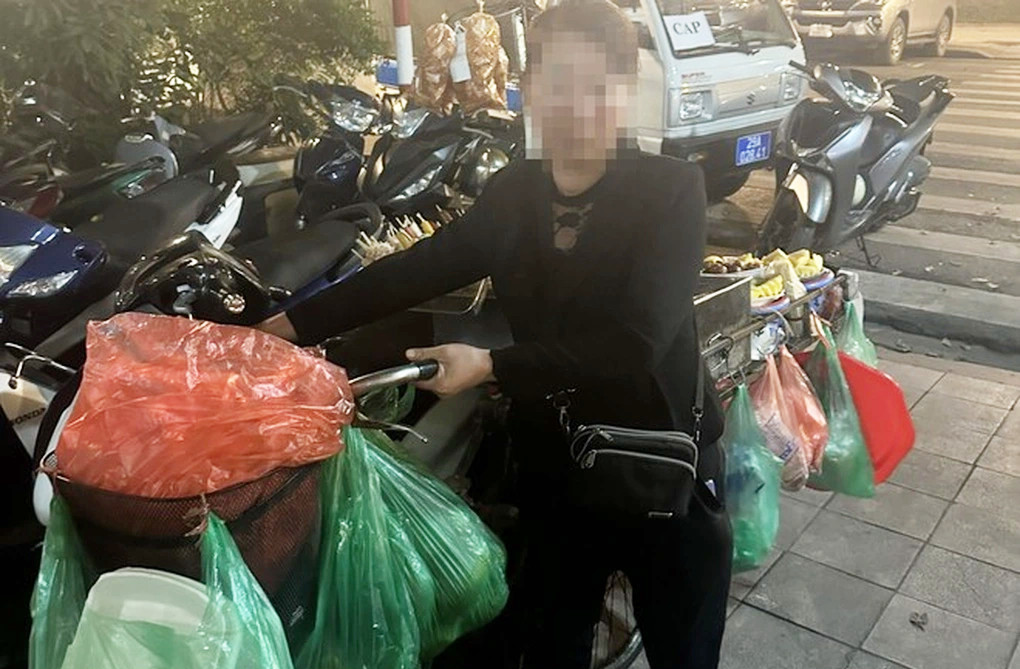 Sự thật clip người bán hàng rong 'ăn vạ' đòi tiền du khách ở Hồ Gươm 