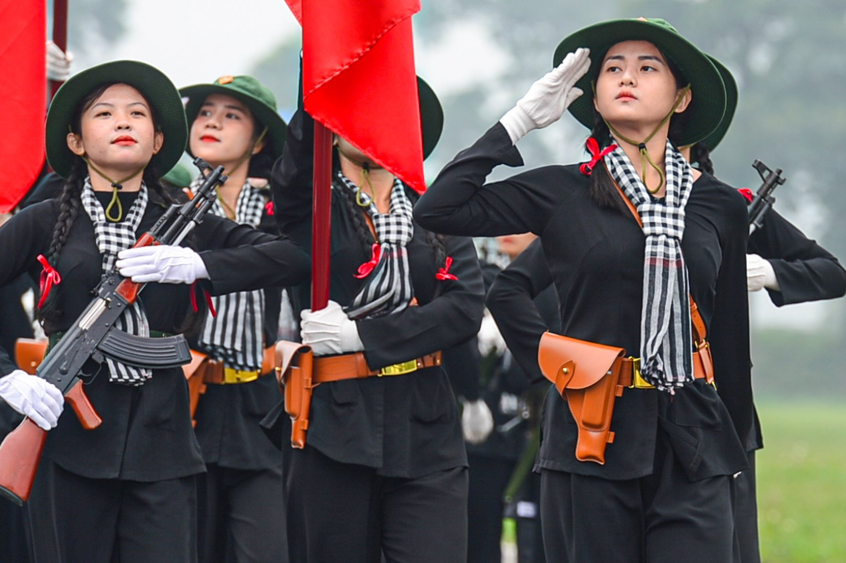 Nữ du kích miền Nam gác việc riêng tham gia diễu binh chiến thắng Điện Biên Phủ