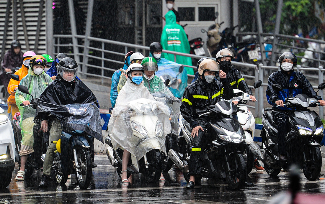 Hôm nay, miền Bắc xuất hiện mưa rào và dông, miền Trung nắng nóng cục bộ