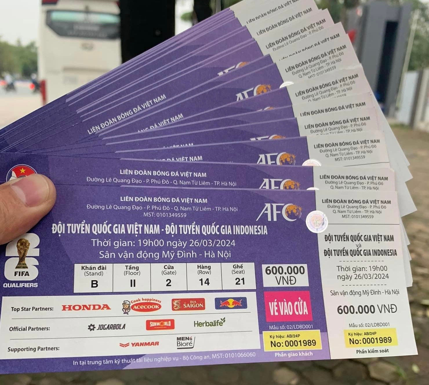 Chợ mạng bán vé trận Việt Nam - Indonesia dưới giá gốc vẫn hiếm người mua