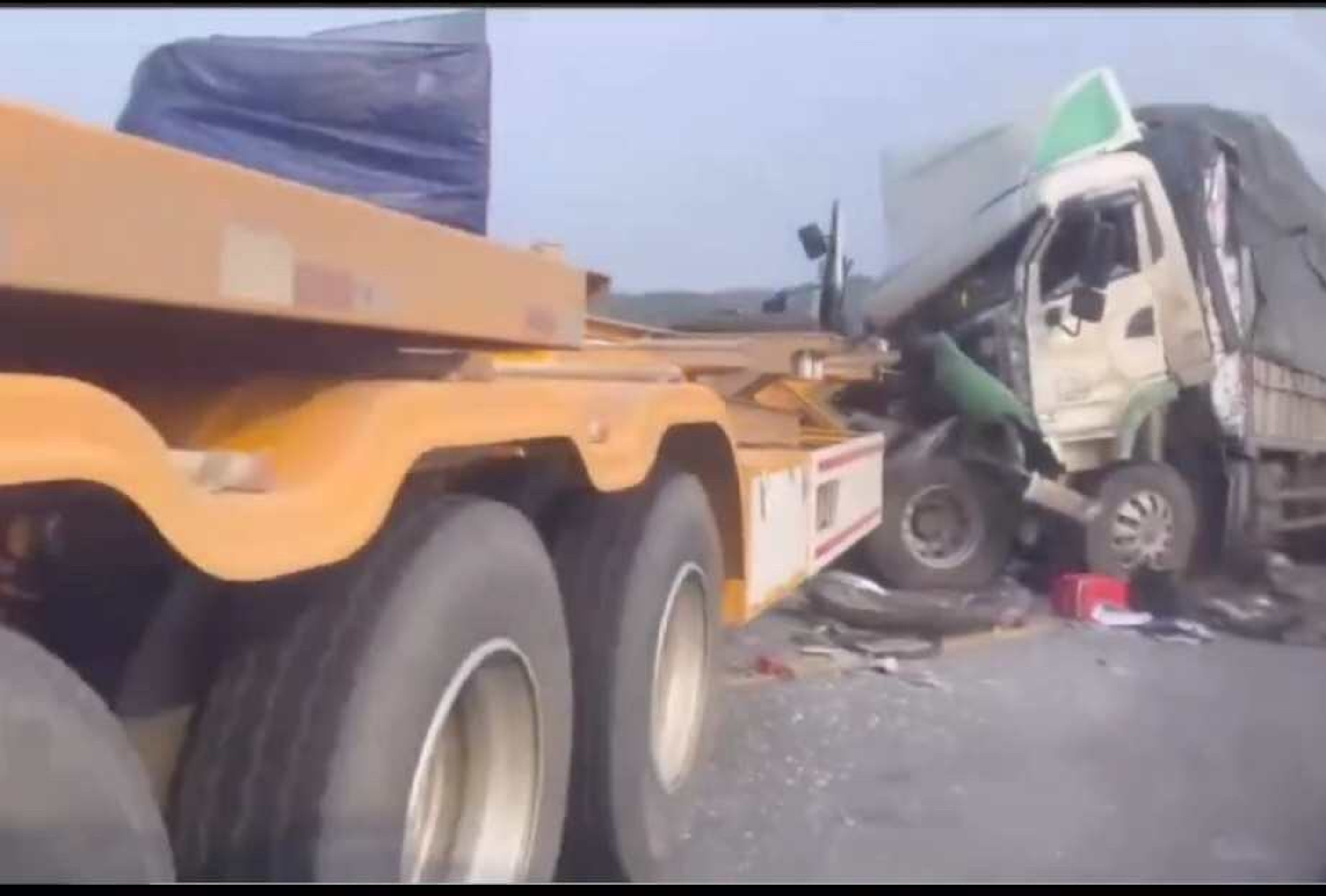 Lại tai nạn trên cao tốc Cam Lộ - La Sơn, ách tắc kéo dài