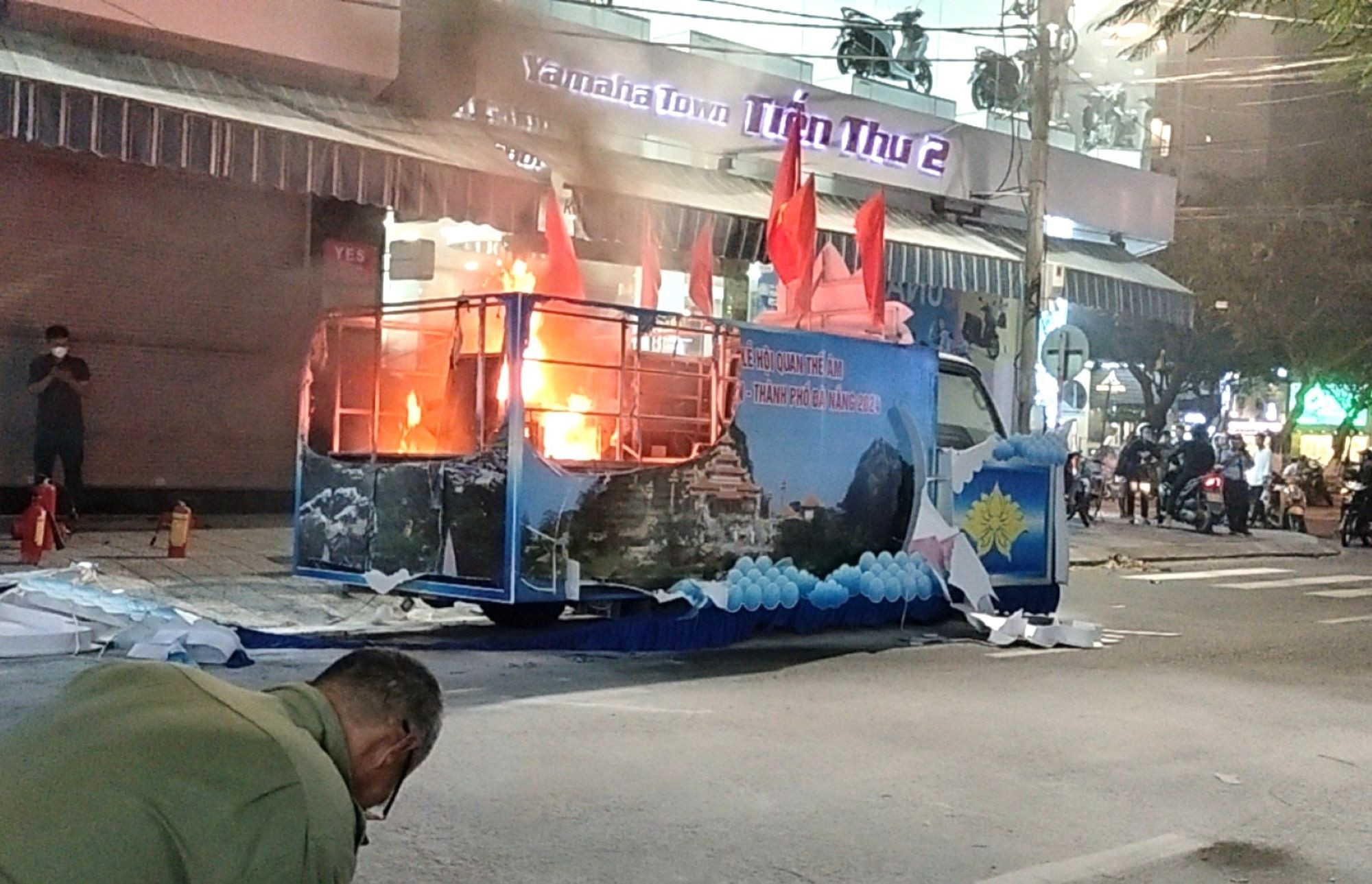 Xe hoa bốc cháy khi đang diễu hành trên phố Đà Nẵng 