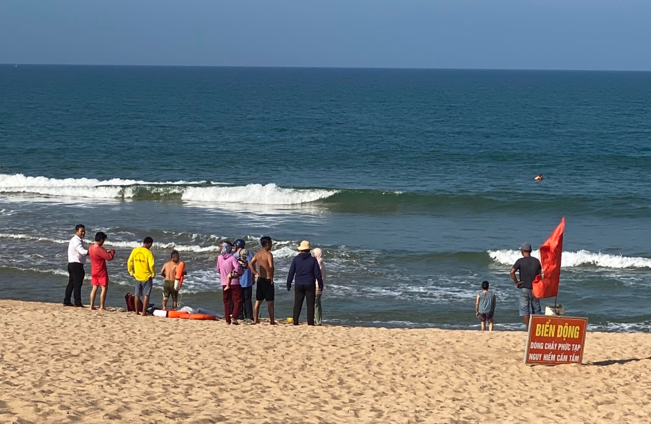 Rủ nhau tắm biển, 1 thiếu niên ở Phú Yên bị đuối nước