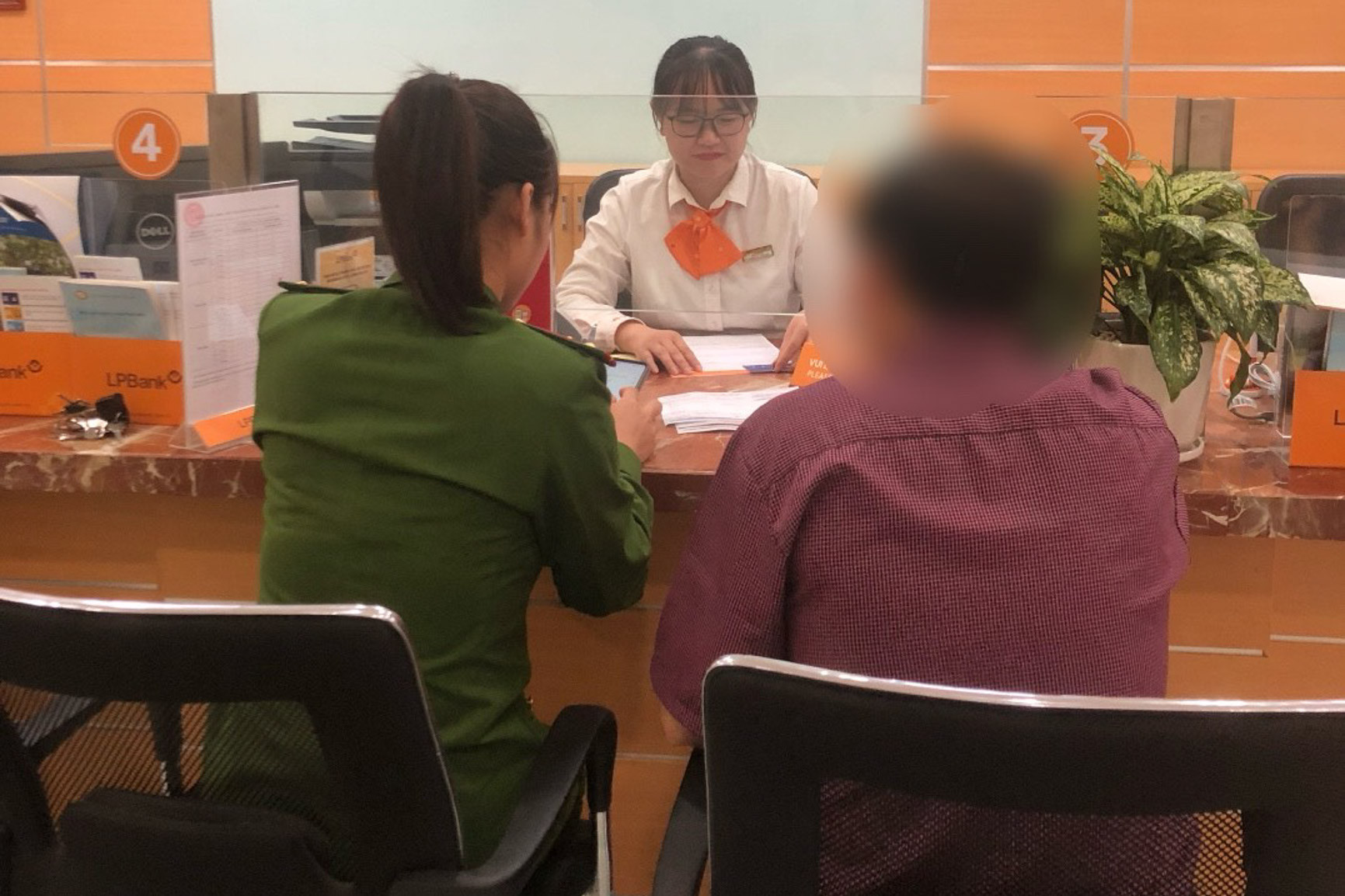 Nhân viên ngân hàng ngăn vụ giả danh công an lừa đảo 400 triệu đồng