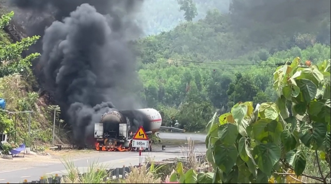 Xe bồn bốc cháy trên đèo Khánh Lê, cột khói cao hàng chục mét