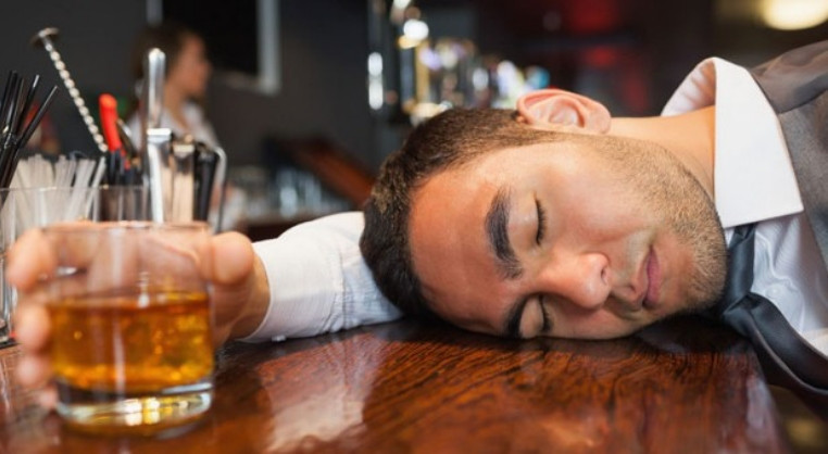 Tửu lượng kém khiến mặt đỏ sau uống rượu bia?