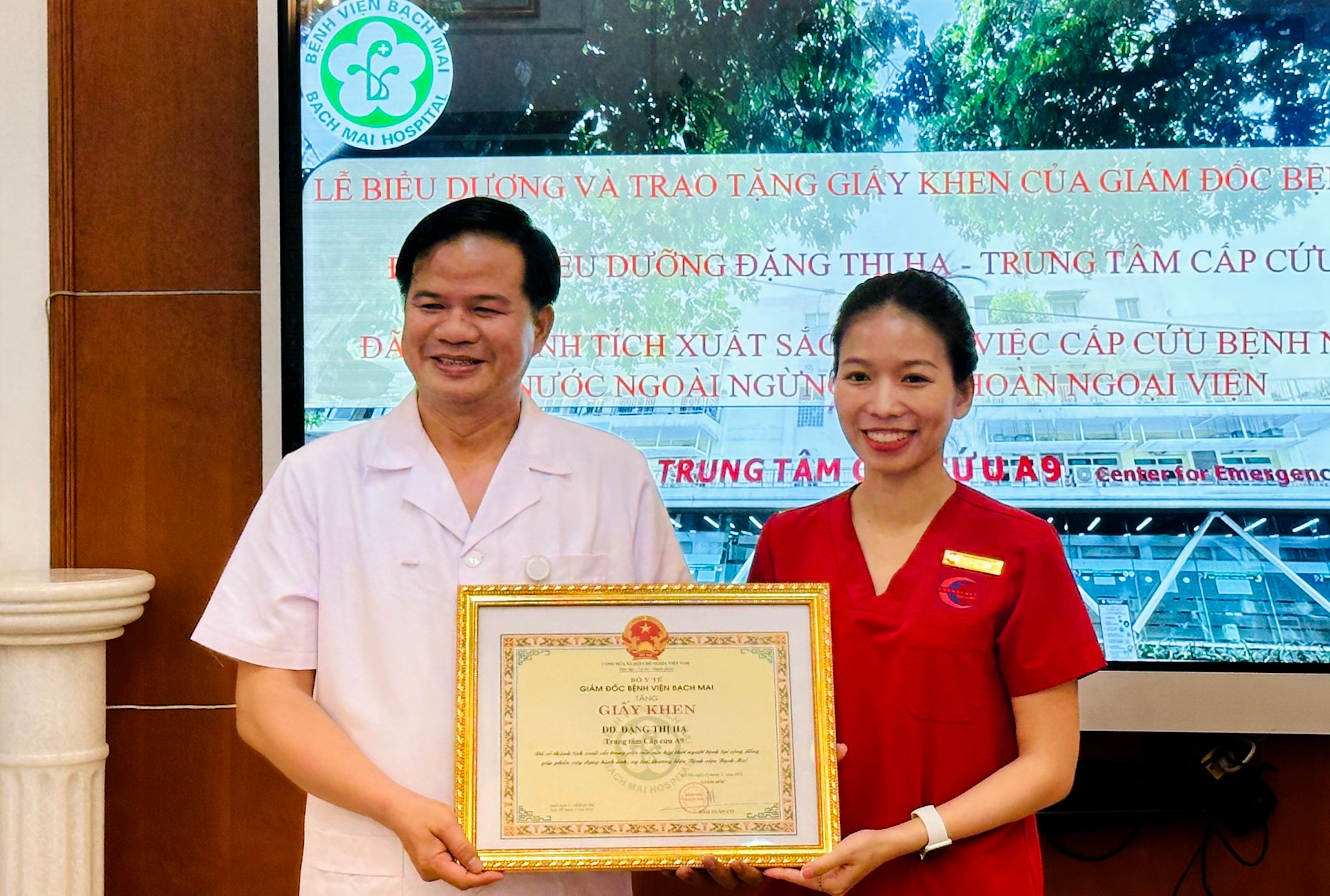 Khen thưởng nữ điều dưỡng Bệnh viện Bạch Mai cứu bệnh nhân trong quán ăn