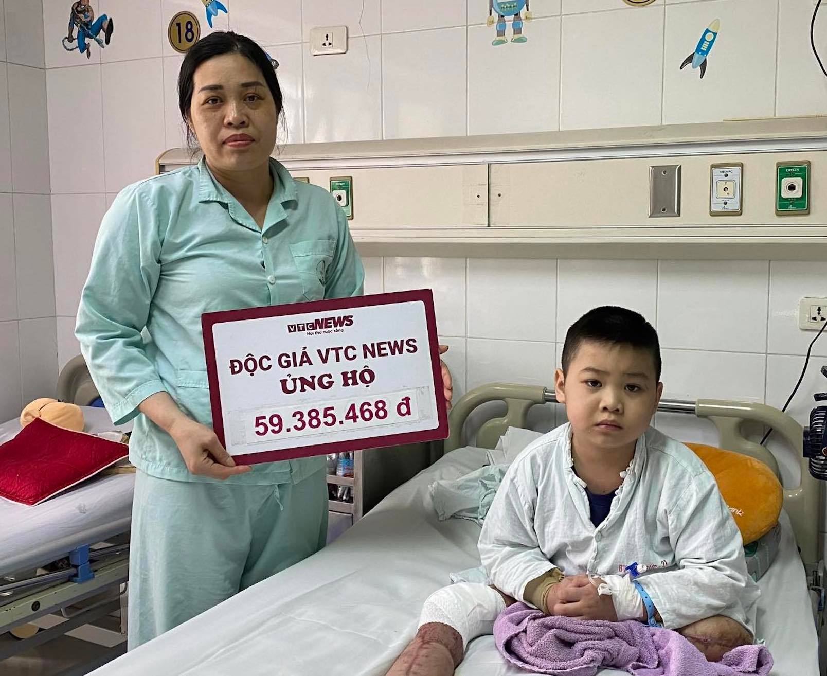 Ủng hộ gần 60 triệu đồng cho bé trai 7 lần phẫu thuật cứu đôi chân