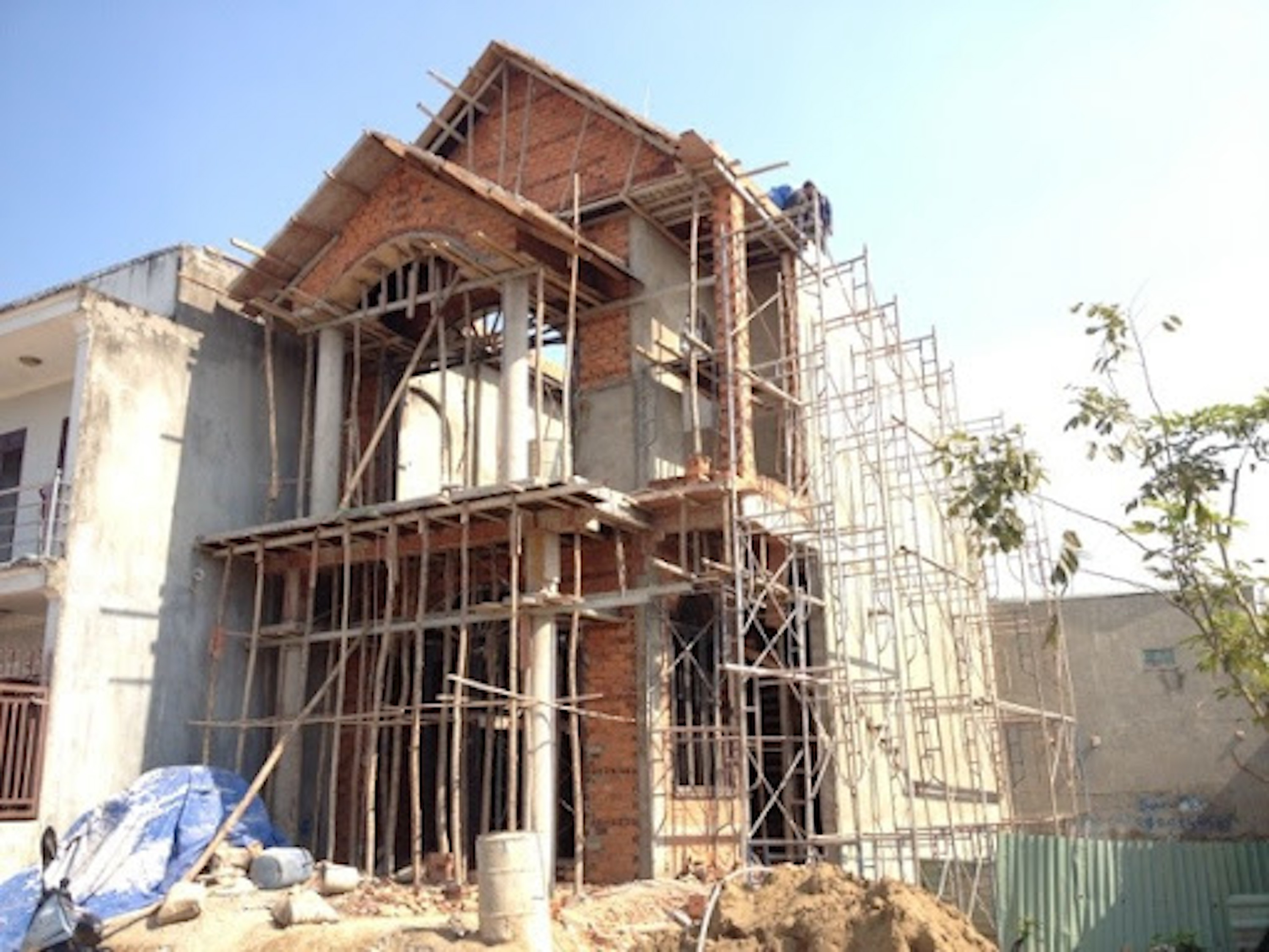 Hàng xóm xây nhà, làm sao để giảm phiền phức?