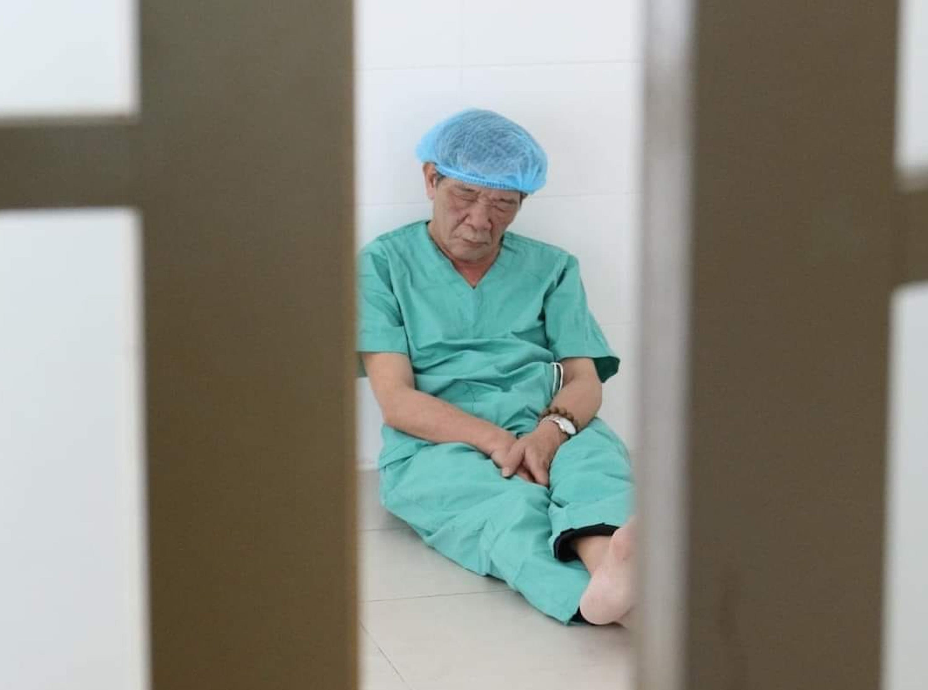 Bác sỹ ngồi bệt dưới đất, tranh thủ chợp mắt sau 42 ca mổ miễn phí