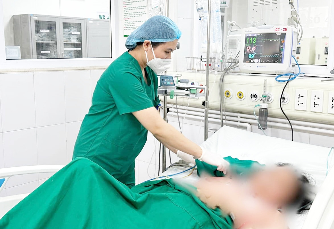 Bị ngạnh cá trê đâm vào tay, người phụ nữ nguy kịch