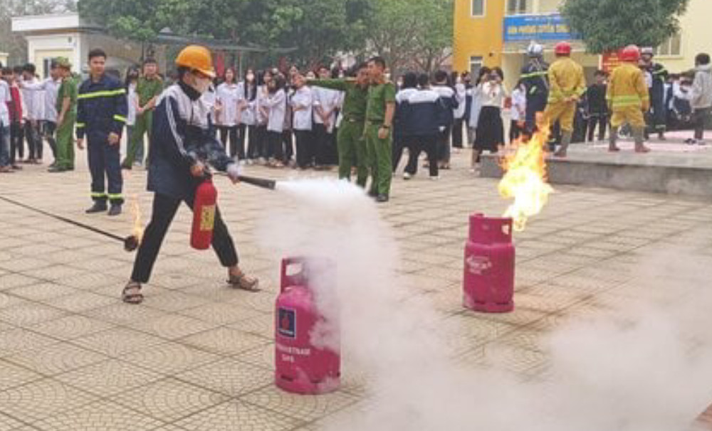 Hơn 600 học sinh Hà Nội diễn tập phòng cháy chữa cháy và thoát hiểm
