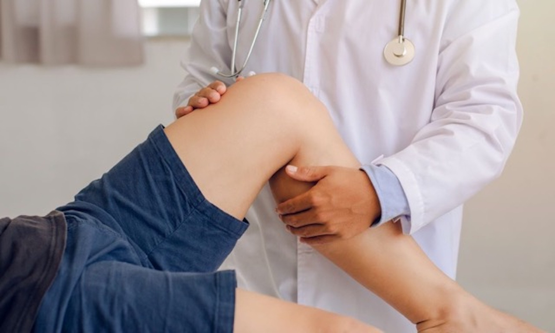 Người đàn ông 32 tuổi thấy khớp gối lạo xạo, đi khám tá hoả mắc bệnh người già 