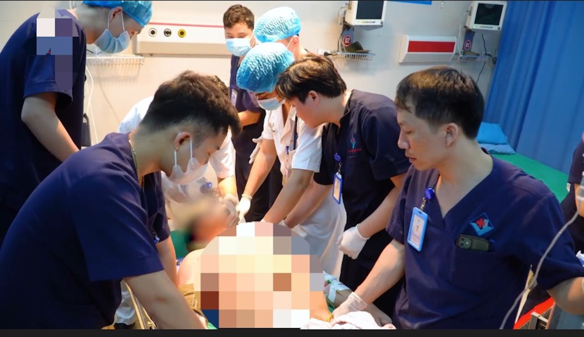 Bác sĩ 'chạy đua với tử thần' cứu người đàn ông bị điện giật