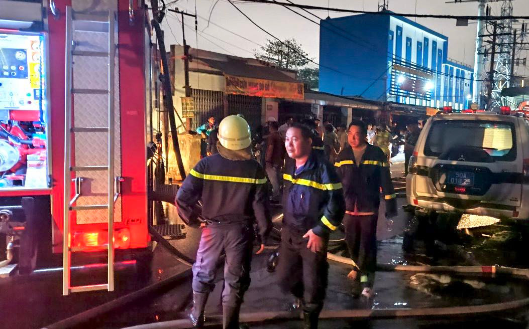 Công an TP.HCM thông tin thiệt hại trong vụ cháy dãy nhà ven kênh quận 8