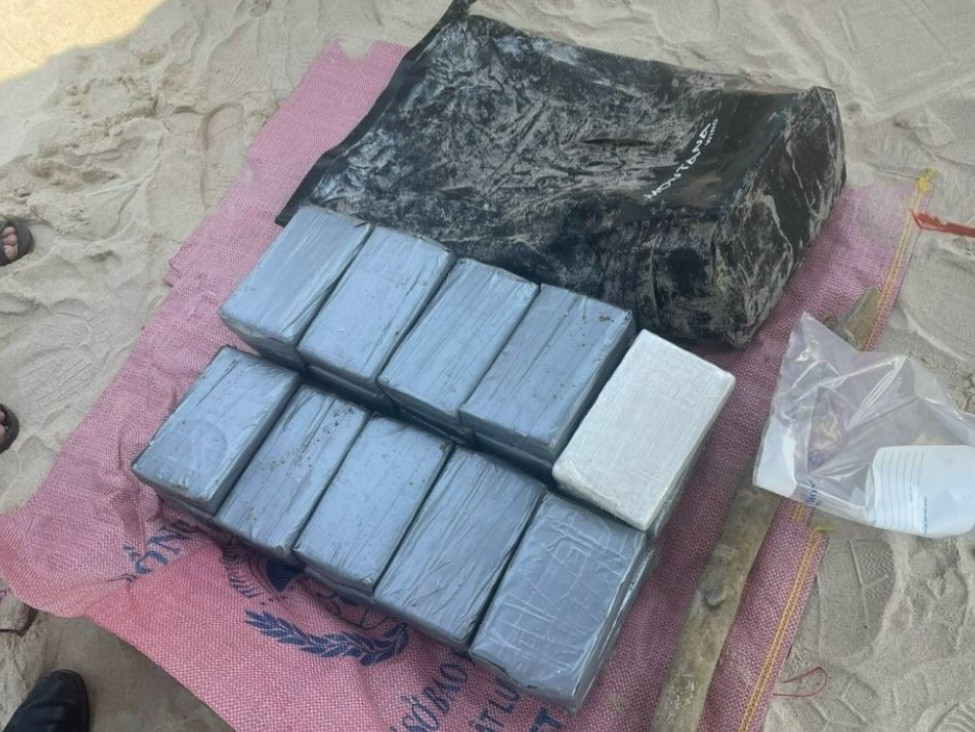 Phát hiện 25 kg nghi ma túy trôi dạt biển Bình Thuận