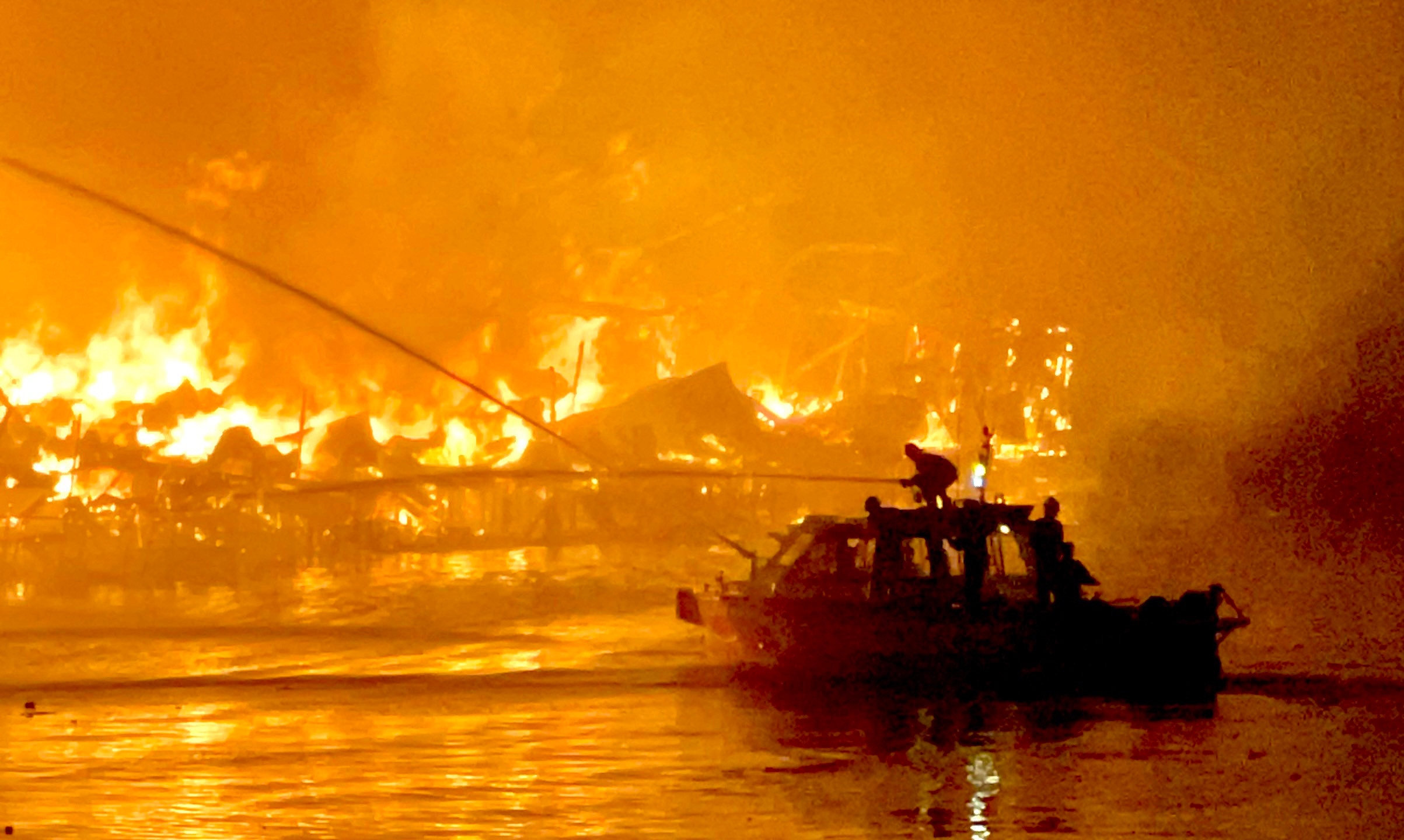 Cháy dãy nhà ven kênh ở TP.HCM: Cảnh sát dùng ca nô tiếp cận hiện trường